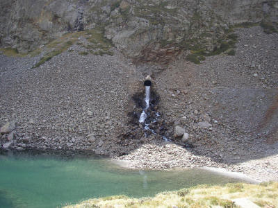 Sortie de la prise d'eau dans le lac Pouchergues